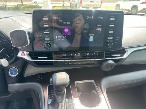 Used 2022 Toyota Sienna LE FWD image 2