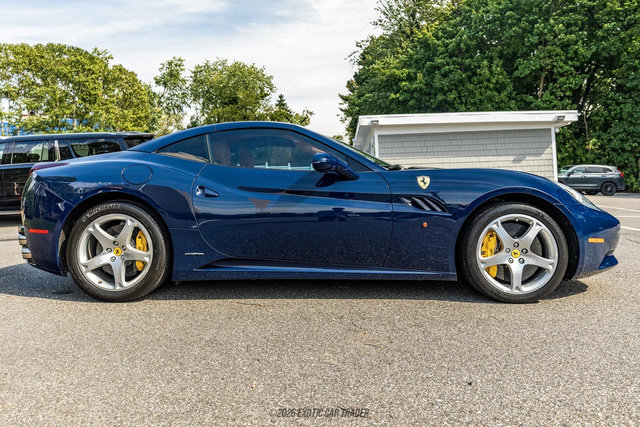 Used 2012 Ferrari California RWD image 18