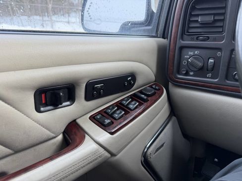 Used 2004 Cadillac Escalade ESV Platinum image 29