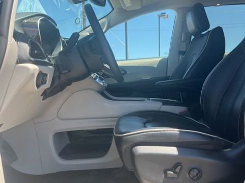Used 2023 Chrysler Pacifica Limited image 23