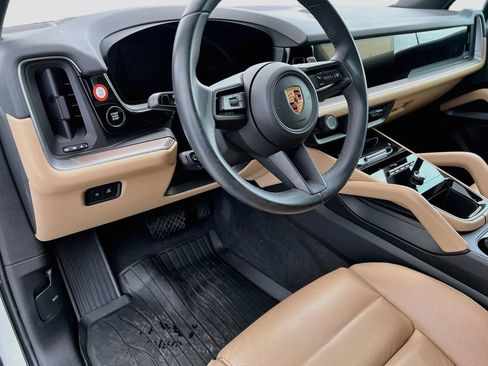 Certified 2025 Porsche Cayenne AWD/4WD image 4