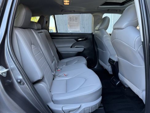 Used 2021 Toyota Highlander XLE image 16