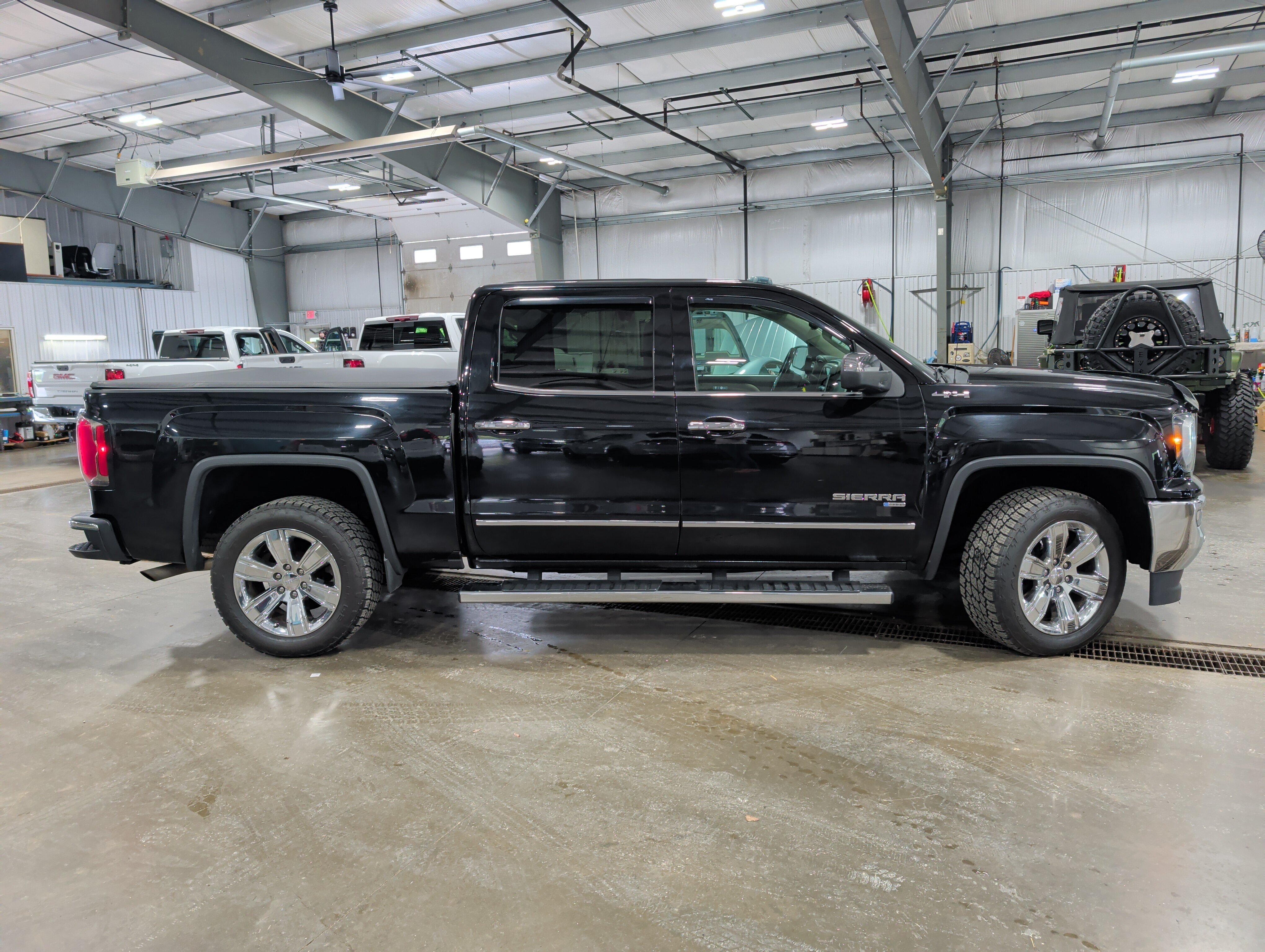 Used 2018 GMC Sierra 1500 SLT AWD/4WD image 2