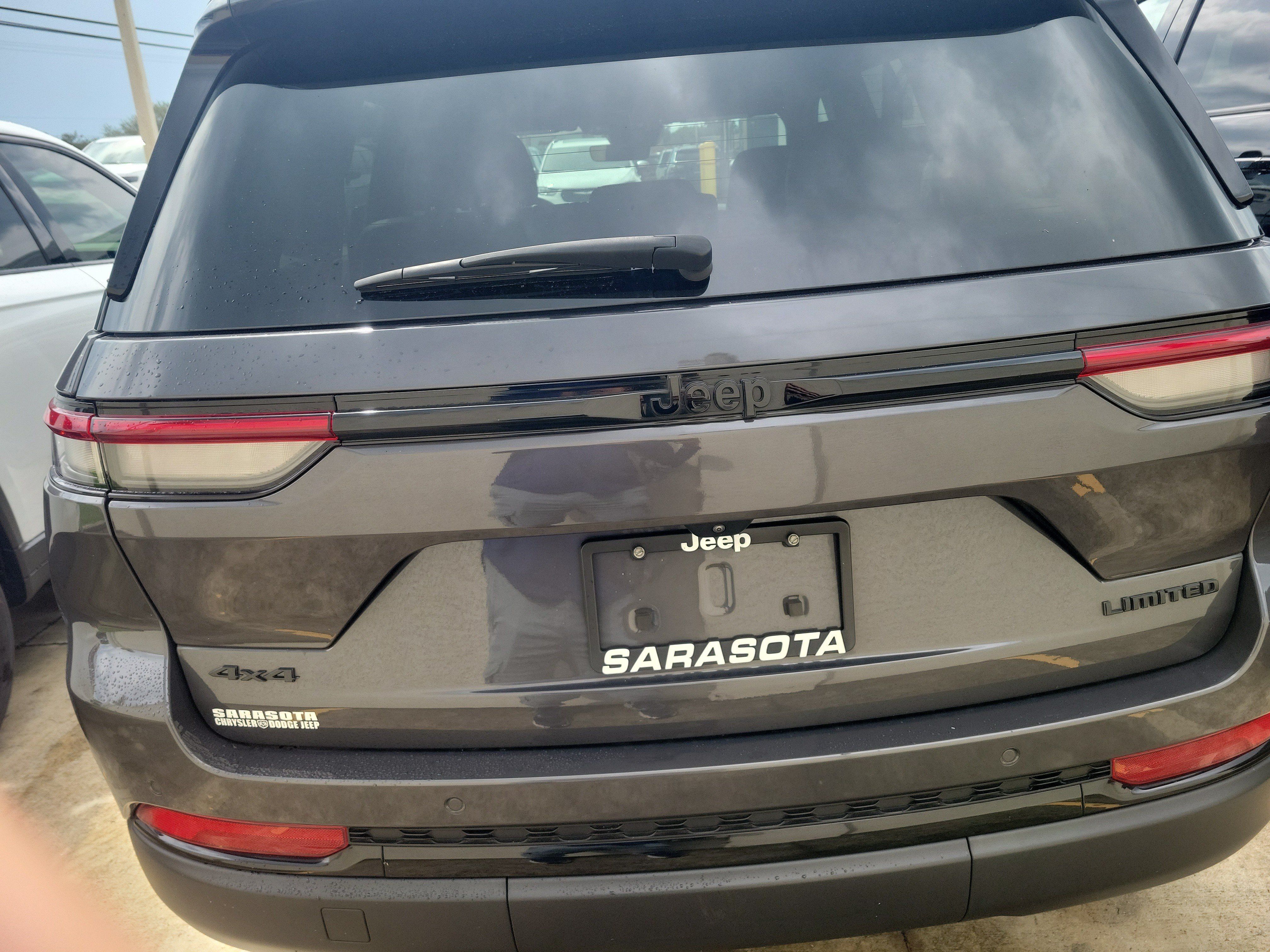Used 2025 Jeep Grand Cherokee Limited w/ Black Appearance Package AWD/4WD image 8
