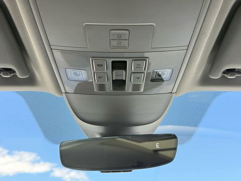 Used 2023 Volkswagen Taos SE w/ Panoramic Sunroof Package AWD/4WD image 23