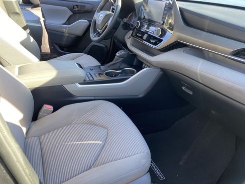 Used 2020 Toyota Highlander LE FWD image 25