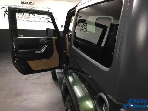 Used 2011 Jeep Wrangler Sahara w/ Dual Top Group AWD/4WD image 18