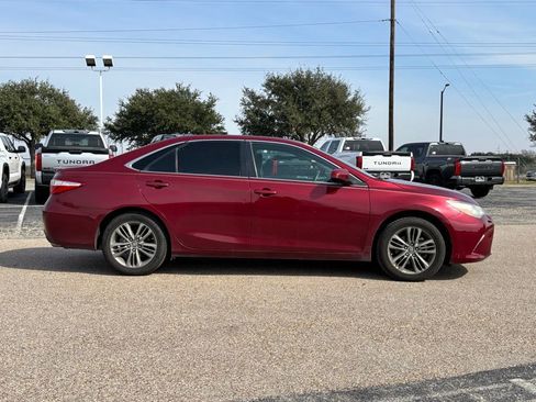 Used 2017 Toyota Camry SE image 4