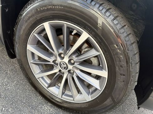 Used 2019 Toyota Highlander XLE AWD/4WD image 9