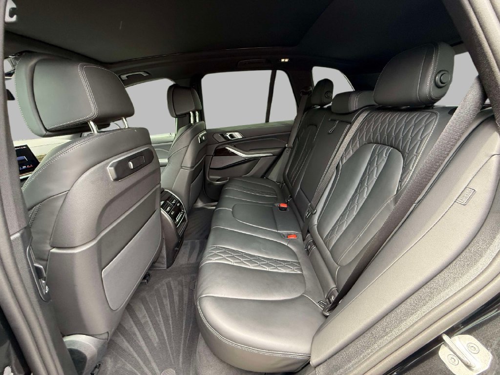 Used 2025 BMW X5 xDrive50e AWD/4WD image 18