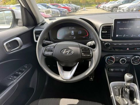 Used 2025 Hyundai Venue SE FWD image 14