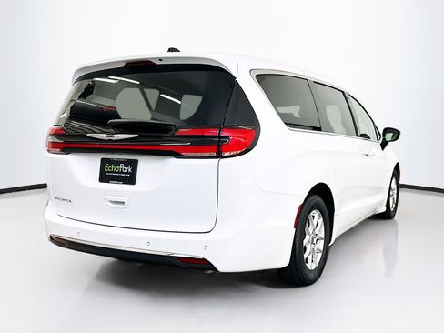 Used 2024 Chrysler Pacifica Touring-L image 9