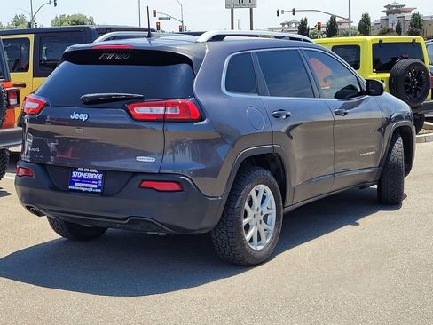 Used 2018 Jeep Cherokee Latitude Plus w/ Cold Weather Group AWD/4WD image 5