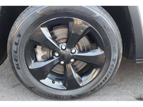 Used 2015 Jeep Cherokee Latitude w/ Cold Weather Group AWD/4WD image 16