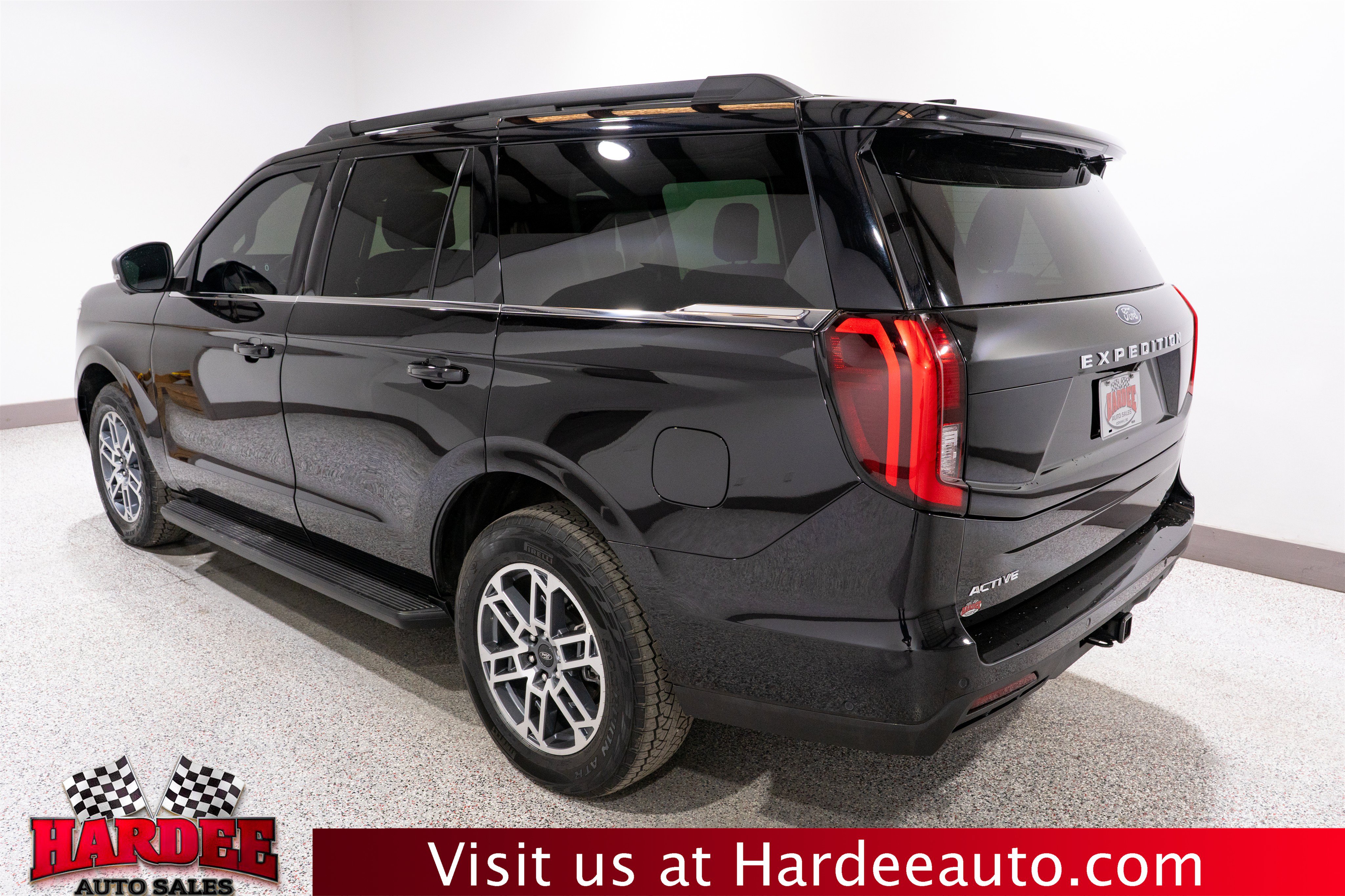Used 2025 Ford Expedition Active AWD/4WD image 3