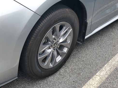 Used 2024 Toyota Sienna XLE image 5