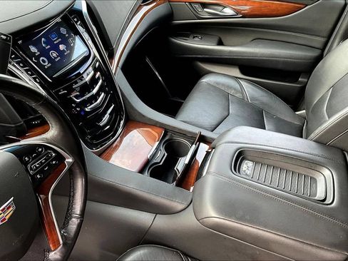 Used 2019 Cadillac Escalade ESV Premium Luxury AWD/4WD image 18