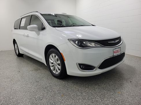Used 2019 Chrysler Pacifica Touring-L FWD image 4