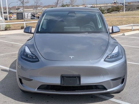Used 2025 Tesla Model Y Performance image 2
