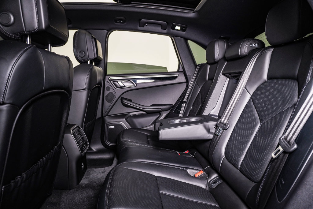 Certified 2023 Porsche Macan Turbo AWD/4WD image 17