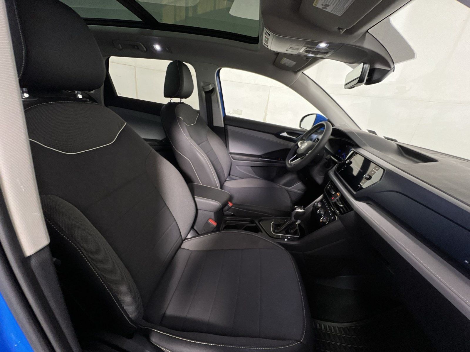 Used 2024 Volkswagen Taos SE w/ Panoramic Sunroof Package FWD image 26