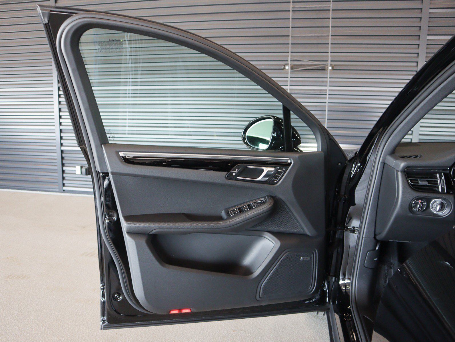 Used 2026 Porsche Macan AWD/4WD image 23