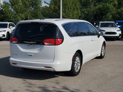 Used 2023 Chrysler Voyager LX image 4