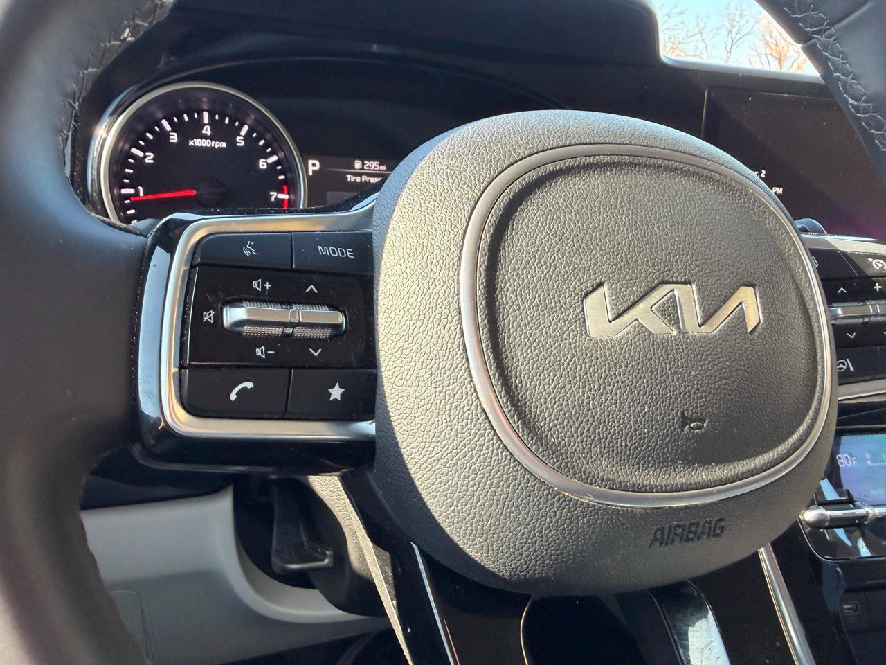 Used 2024 Kia Carnival EX FWD image 33