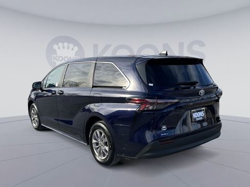 Used 2025 Toyota Sienna LE image 4