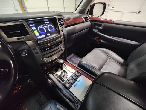 Used 2015 Lexus LX 570 4WD w/ Luxury Package image 37