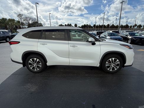 Used 2023 Toyota Highlander XLE AWD/4WD image 8
