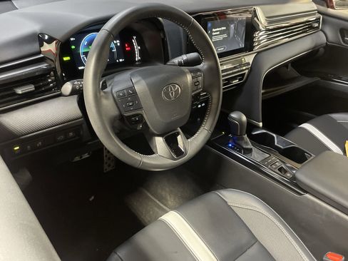 Used 2025 Toyota Camry SE w/ Convenience Package image 8