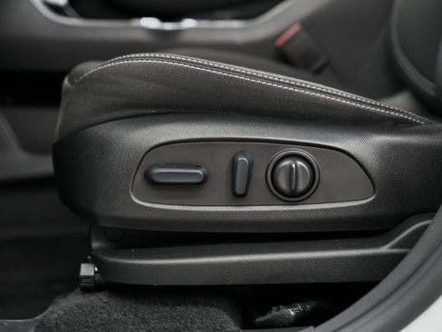 Used 2023 GMC Terrain SLE w/ Driver Convenience Package image 31