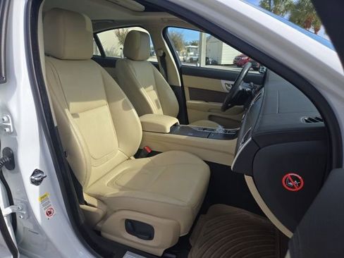 Used 2015 Jaguar XF Premium image 13