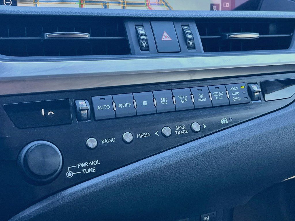 Used 2019 Lexus ES 300h w/ Premium Package FWD image 16