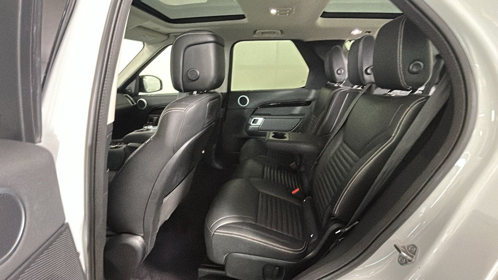 Used 2024 Land Rover Discovery S AWD/4WD image 29