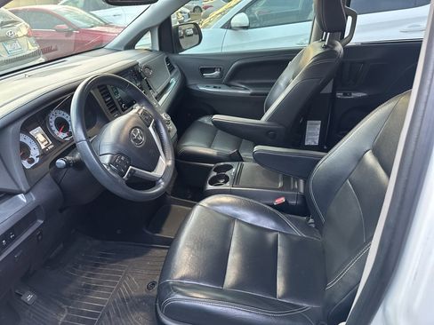 Used 2019 Toyota Sienna SE Premium image 11