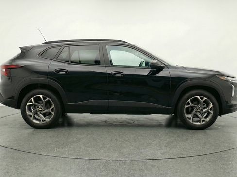 Used 2025 Chevrolet Trax LT FWD image 11