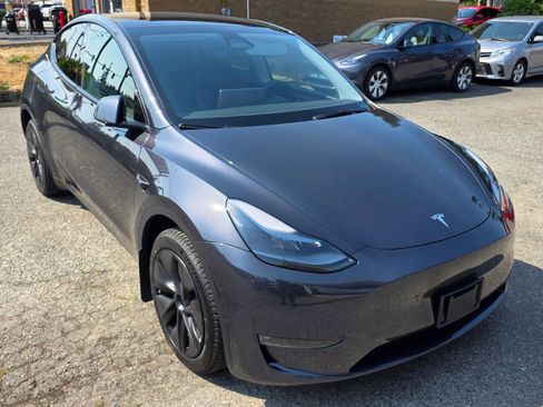 Used 2024 Tesla Model Y Long Range AWD/4WD image 3