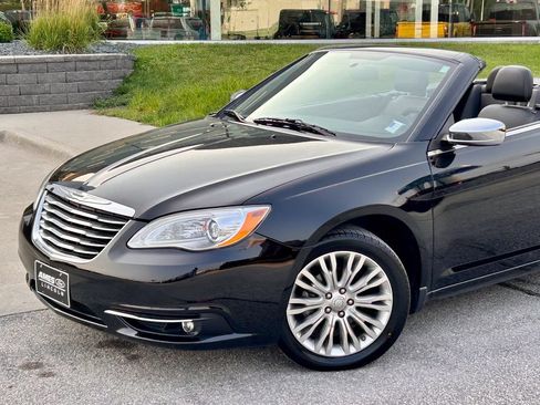 Used 2011 Chrysler 200 Limited FWD image 2