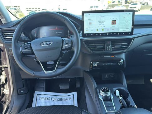 Used 2025 Ford Escape SE w/ Class II Trailer Tow Package FWD image 2