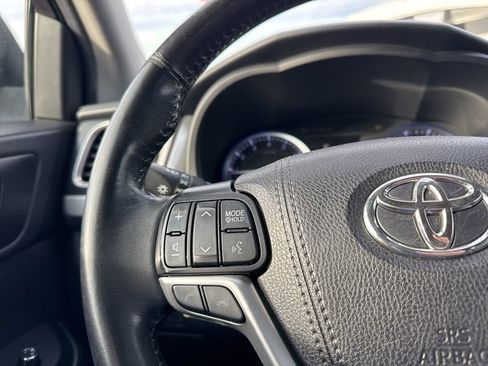 Used 2019 Toyota Highlander XLE image 17