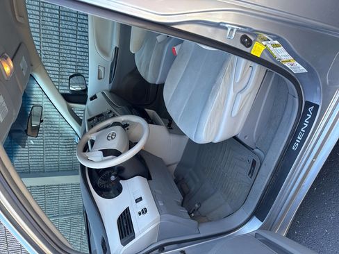 Used 2012 Toyota Sienna image 17