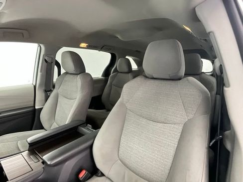 Used 2022 Toyota Sienna LE FWD image 5