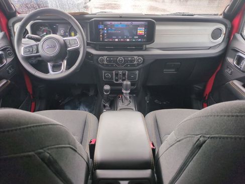 Used 2025 Jeep Wrangler Unlimited Sahara image 16