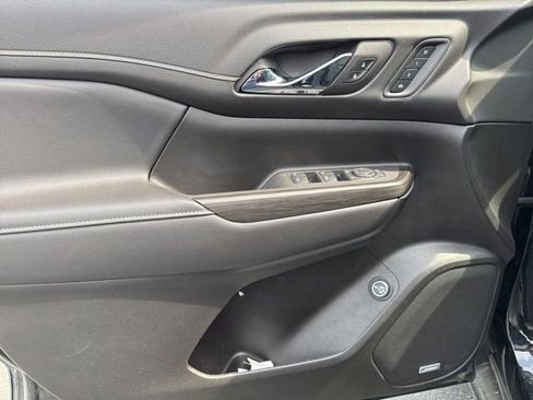 Used 2023 GMC Acadia SLT w/ Elevation Edition image 9