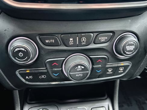 Used 2019 Jeep Cherokee Limited image 20