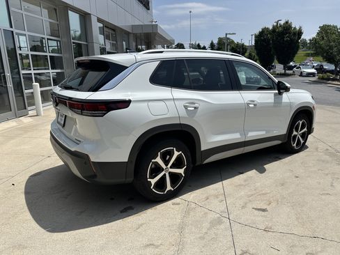 Used 2025 Volkswagen Tiguan SE AWD/4WD image 6