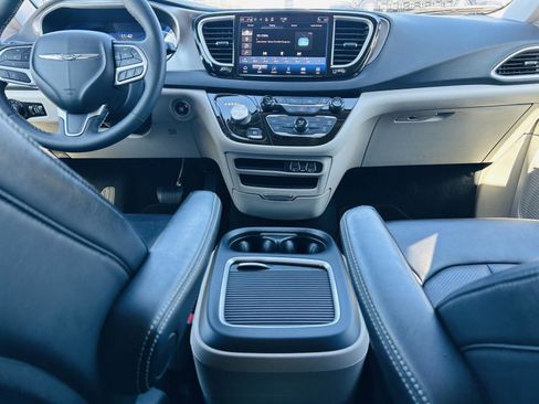 Used 2023 Chrysler Pacifica Touring-L image 25