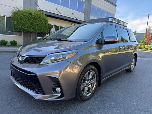 Used 2019 Toyota Sienna SE w/ SE Preferred Package AWD/4WD image 4